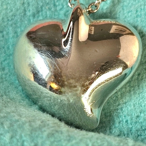 💗Tiffany & Co. Full Heart Elsa Peretti 925 Sterling Silver Vintage Necklace✨ - Picture 7 of 16
